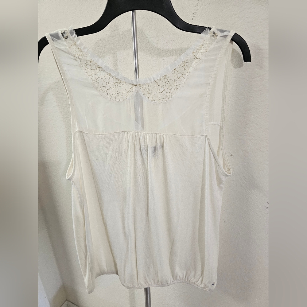 American Eagle sleeveless top, size xl, gold thread detail around neck
